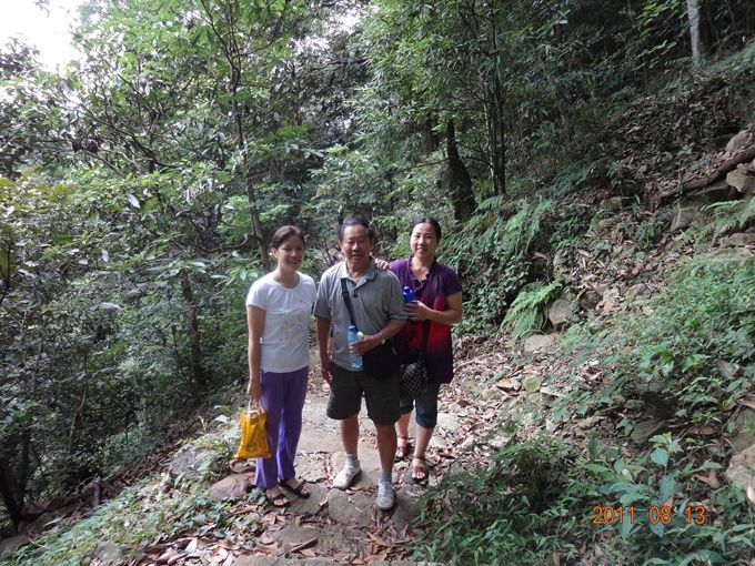 往下可俯视上湖村景,田园风光,竹林神韵,往上可仰望石宝峰顶,云雾松风