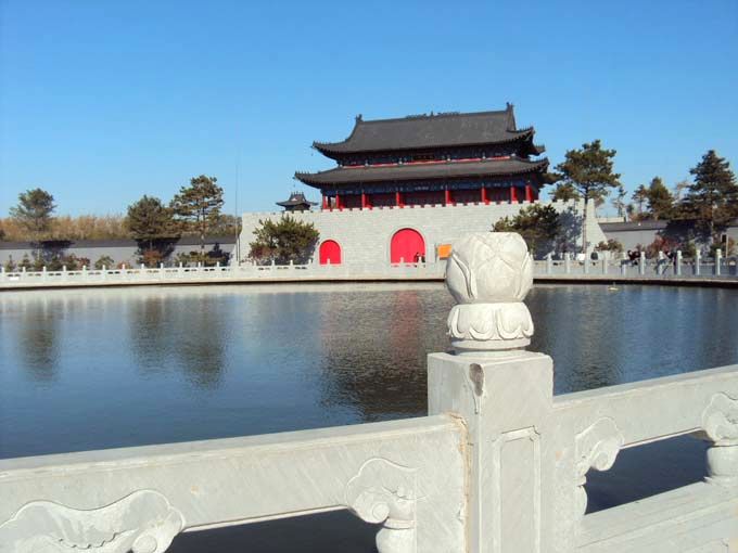 龙华寺,位于吉林省松原市东郊,松花江九龙口之畔.