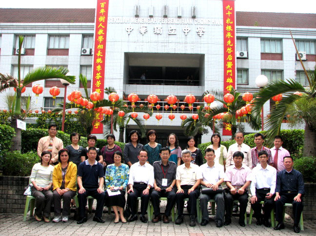 在吉隆坡独立中学在南华小学合影在南洋初级学院在南洋理工大学参加