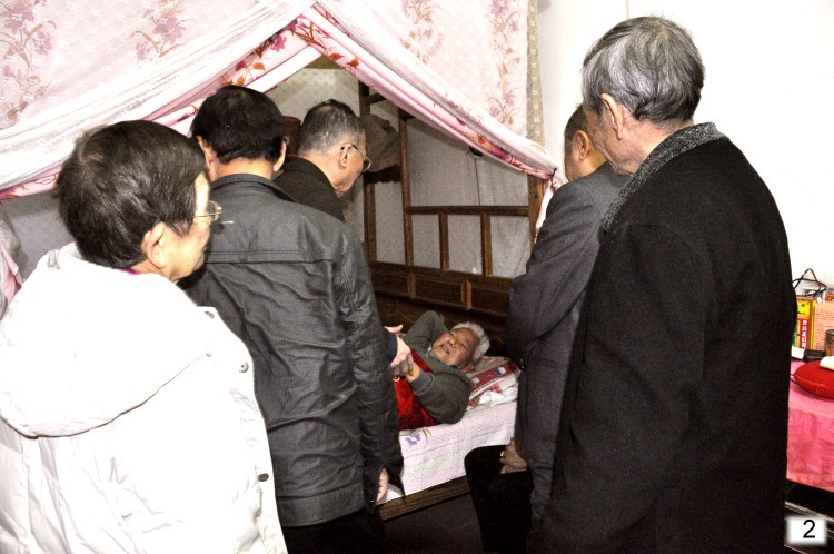 (2)校友们一一向本希校友握手问候
